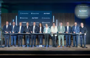 Pressefoto feierliche Übergabe Mercedes-Benz